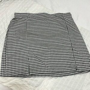 Houndstooth Mini Skirt (size M)